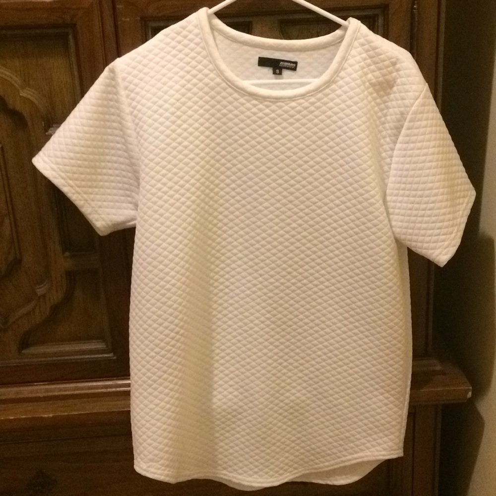 Men’s Elwood elongated white tee.